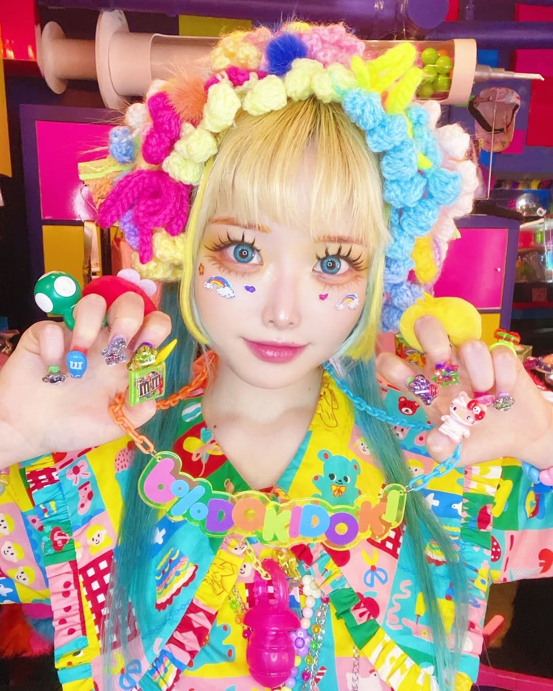 What is kaleidoscope fashion all about? (Understand this vibrant and playful clothing trend for your wardrobe)