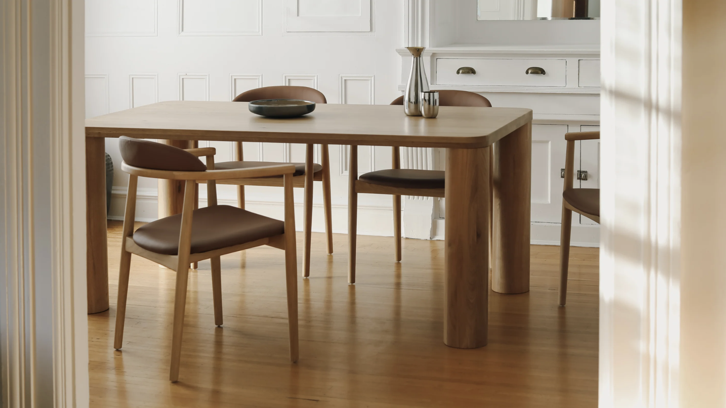 What makes the sundays field dining table so popular? Discover its simple charm for your home.