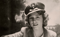 The inside story of Annie Leibovitz photography Queen Elizabeth (Go behind the scenes of these amazing royal photo shoots).