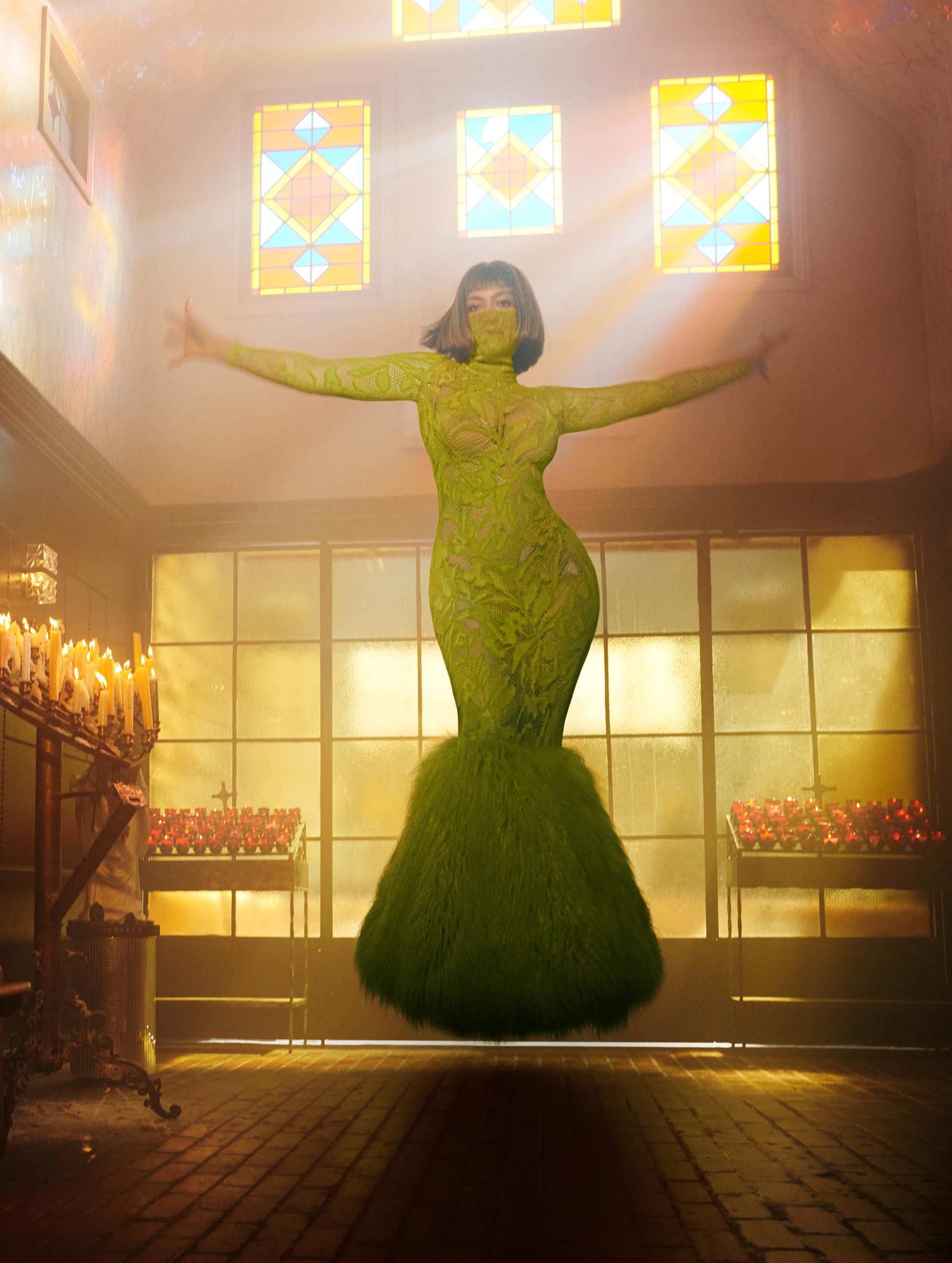 Why is the Beyonce green dress so iconic? (Learn about its fashion impact and history)