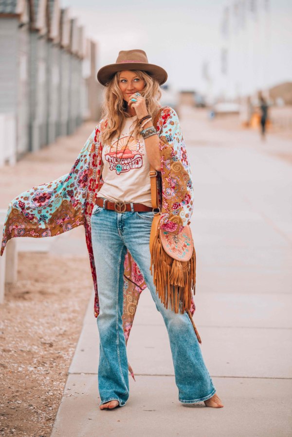 Looking for cool 1970s attire ideas? Here is how you can get that perfect vintage style.