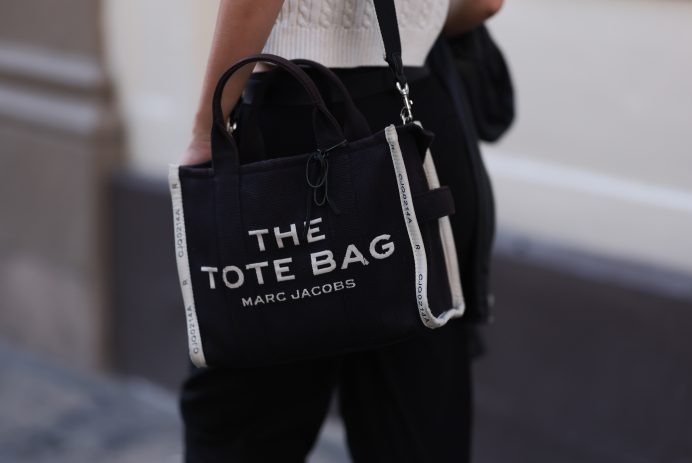 Looking for a great deal on a big tote bag marc jacobs? (Find the best sales online right here now)