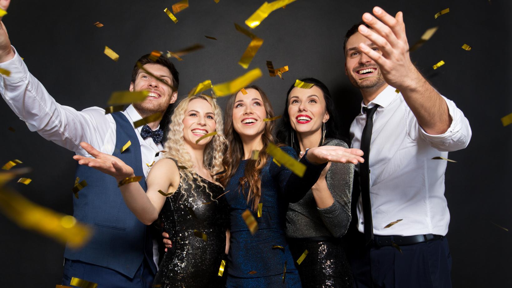 How to choose a costume party dress? Get these easy tips for a head-turning look.