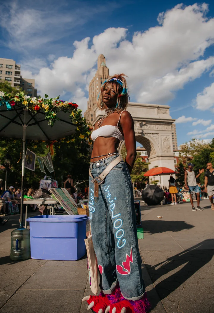 What makes new york summer street style so cool? Discover the secrets behind the citys fashion.