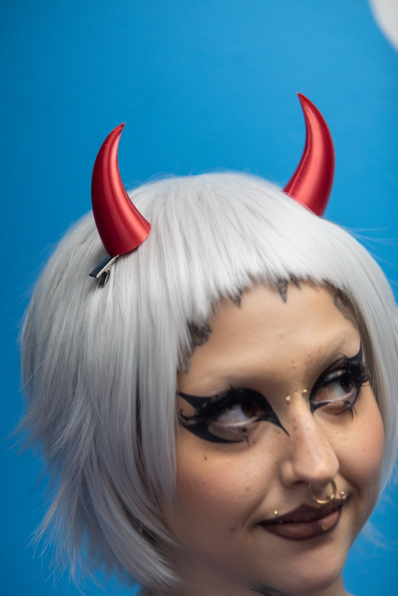 Are horn hair clips fashionable? Yes, find out why horn hair clips are a cool trend now.