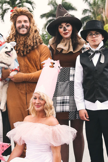 Need easy 4 people costume ideas? These 5 simple looks are perfect for your awesome group!