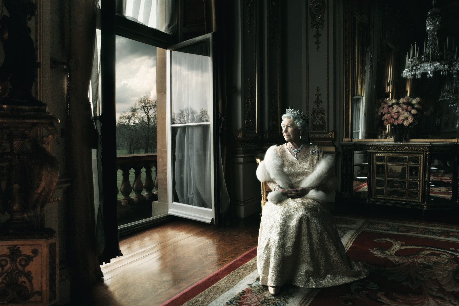 The inside story of Annie Leibovitz photography Queen Elizabeth (Go behind the scenes of these amazing royal photo shoots).