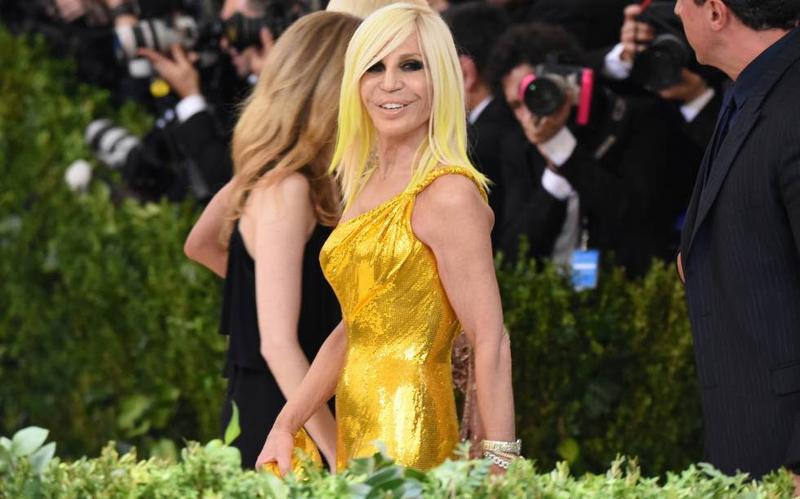 What Makes Donatella Versace Outfits So Unique? Discover Her Signature Style and Bold Choices!
