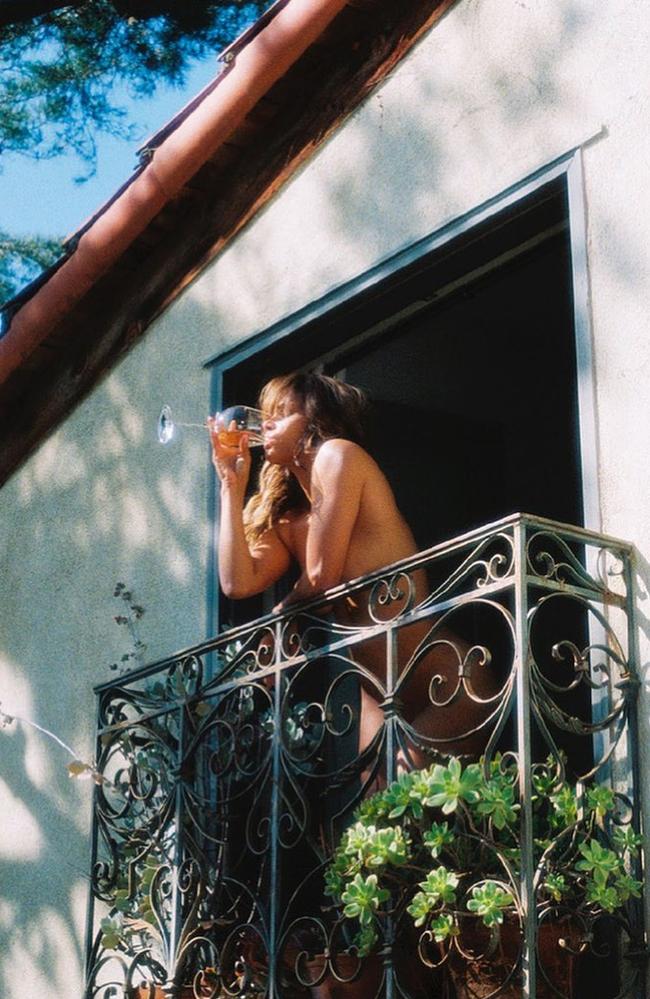Where to find Halle Berry nude pix? Check this guide!