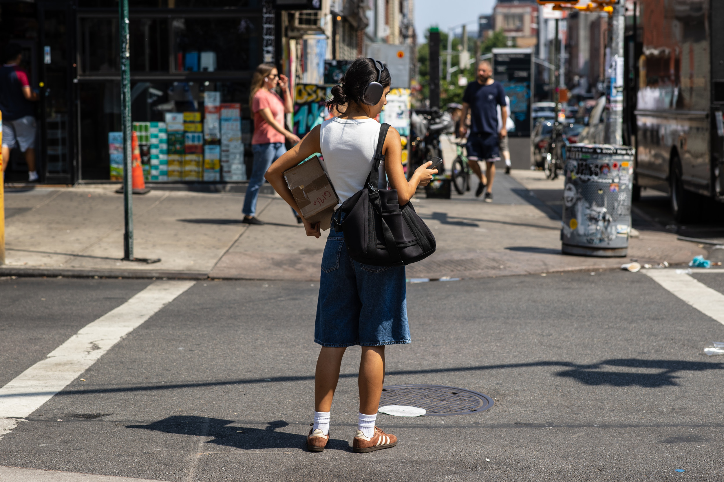 What makes new york summer street style so cool? Discover the secrets behind the citys fashion.