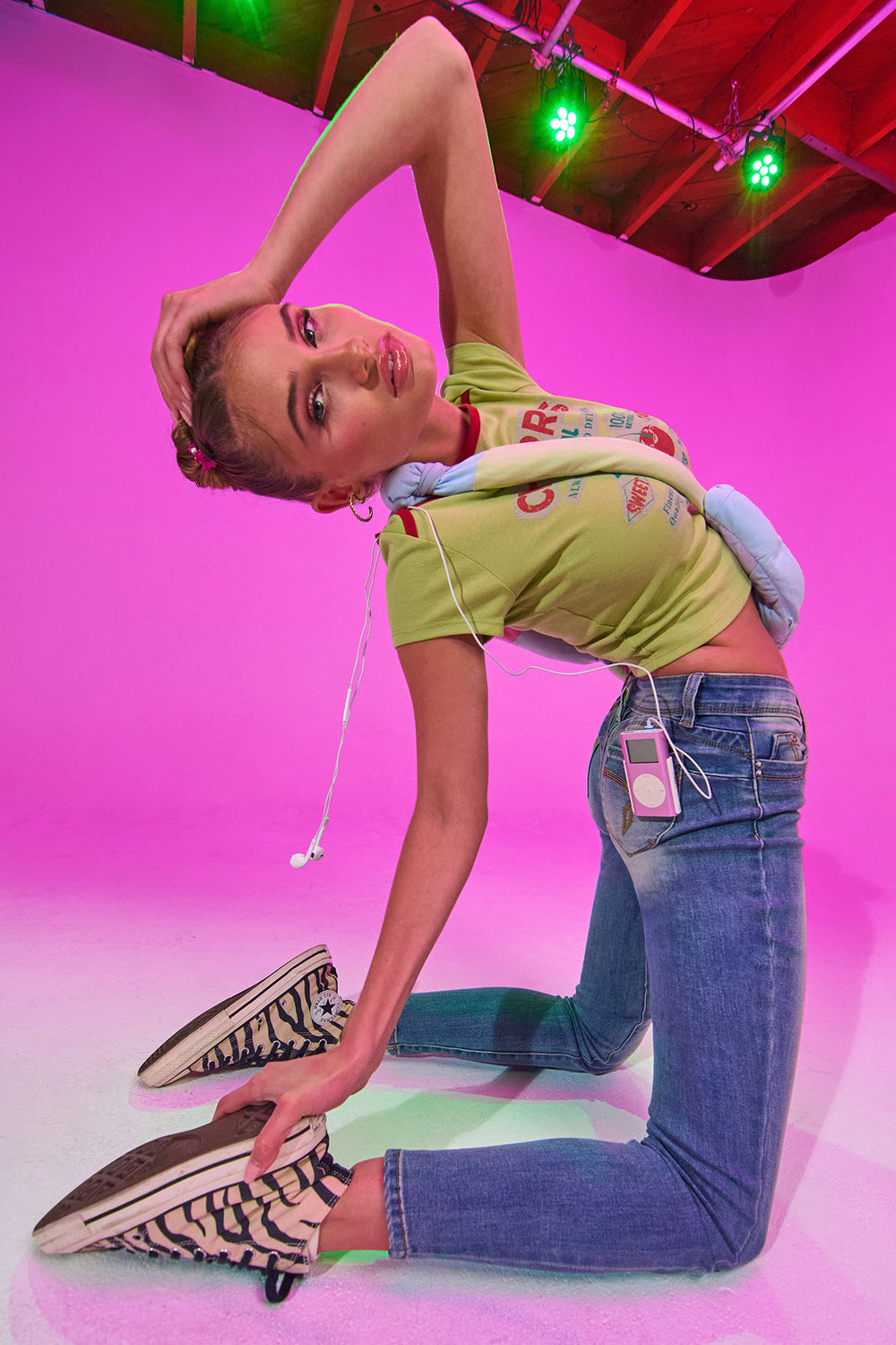 What are 2000 jeans all about? Understand this popular Y2K fashion denim trend now!