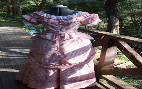 How to spot victorian style high neck blouses? 5 details you should notice.