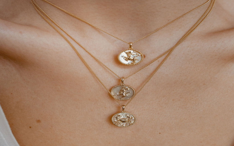 How To Wear Bendy Snake Necklace Look Stylish With This Trend