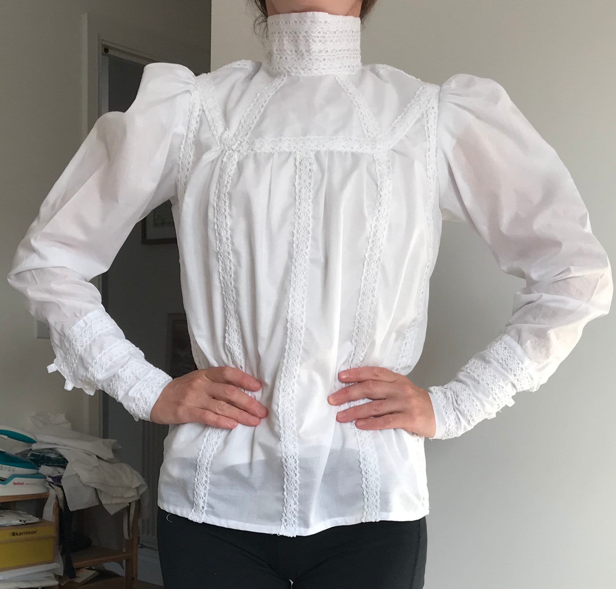 How to spot victorian style high neck blouses? 5 details you should notice.