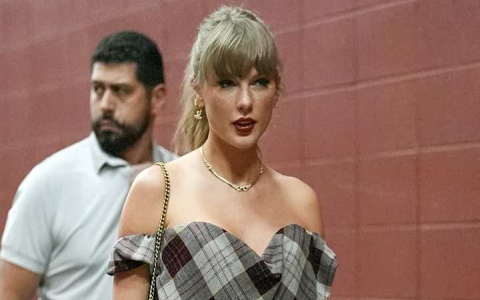 See Taylor Swift Chiefs Game Outfit Details Inside Viral Styles