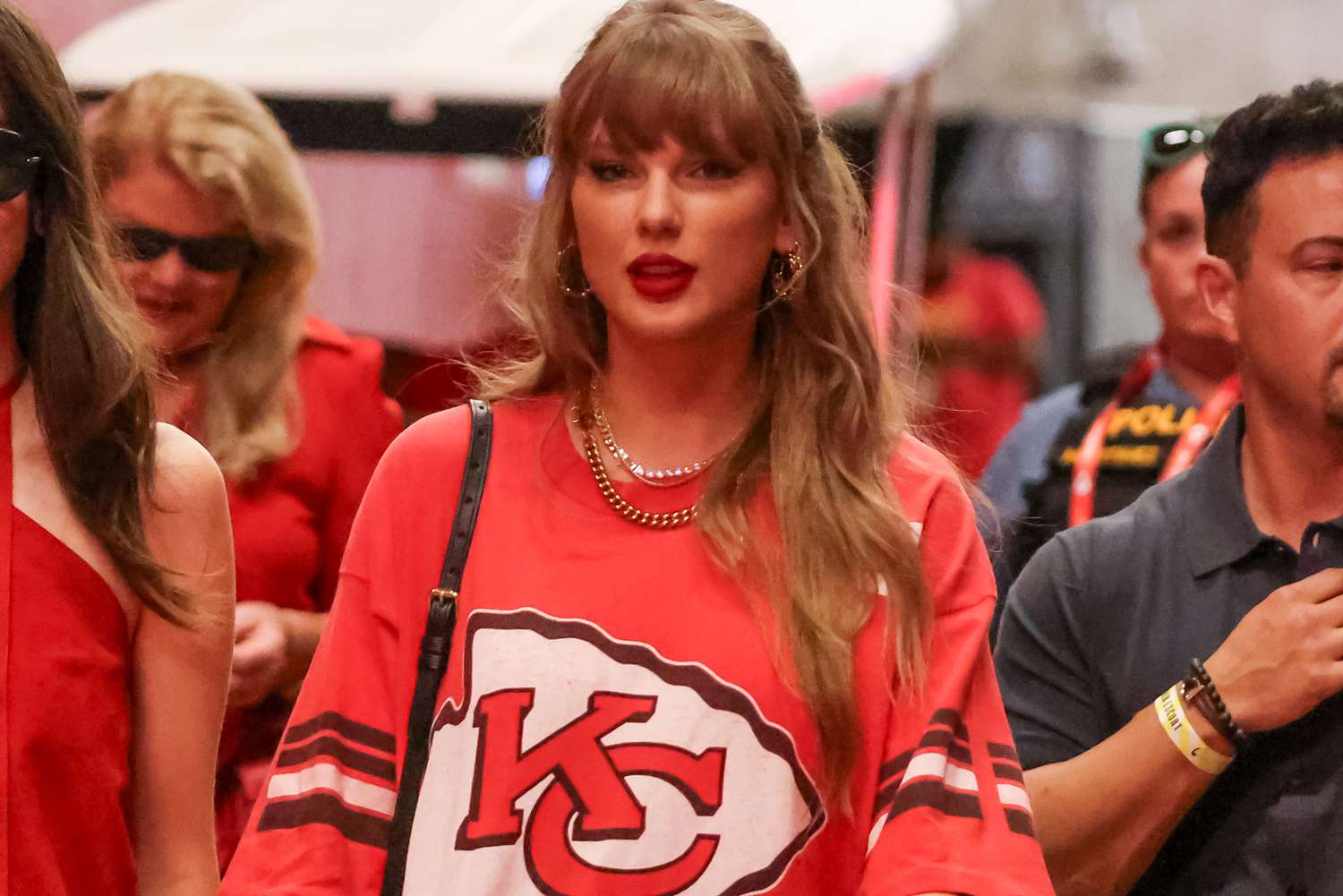 See Taylor Swift Chiefs Game Outfit Details Inside Viral Styles
