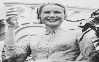 How to find older Grace Kelly photos? Easy ways online.